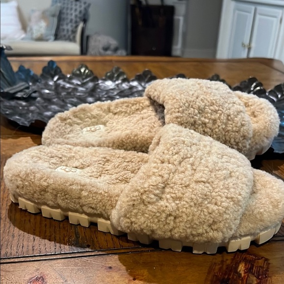 UGG Plush Tan Slides slippers size 10. SH140 - Picture 2 of 6